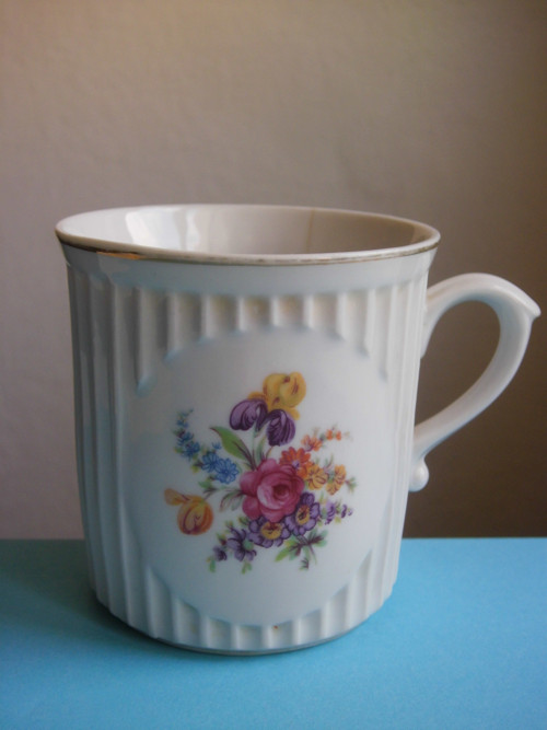 Vroubkovaný hrnek (porcelán Dubí, v. 9 cm)