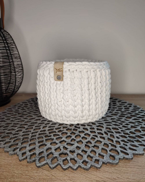 Háčkovaný košík s dřevěným dnem *15cm*