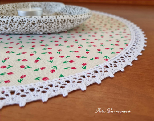Prostírání lemované bílou krajkou šíře 20 mm