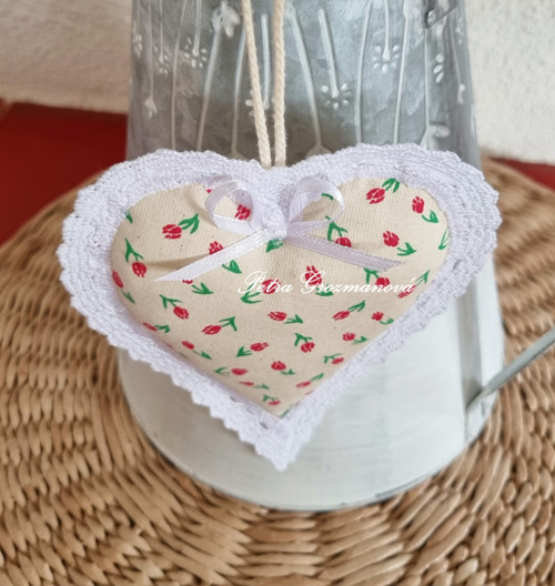... Srdíčko lemované bílou krajkou, tulipány ...