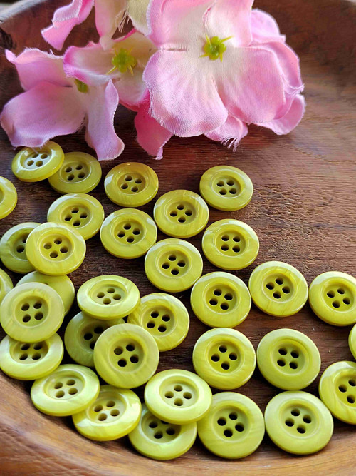 Knoflík světle zelený čtyřdírkový lesklý