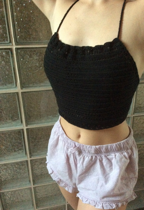Háčkovaný crop top /podprsenka vázačka Černá