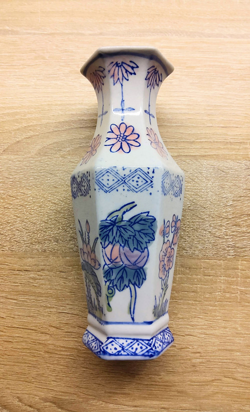 Dekorativní čínská porcelánová vázička malá