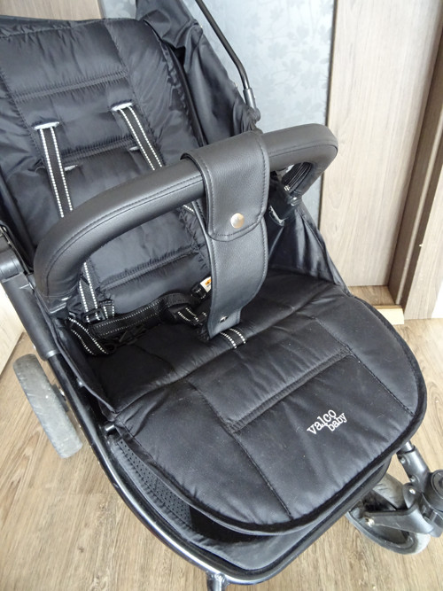 Prostřední pásek k madlu kočárku Valco z koženky