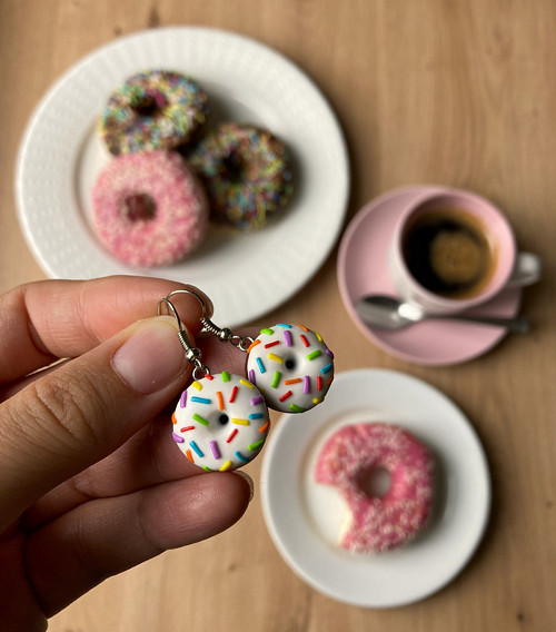 Donuty s bílou polevou a duhovou posypkou (visací)
