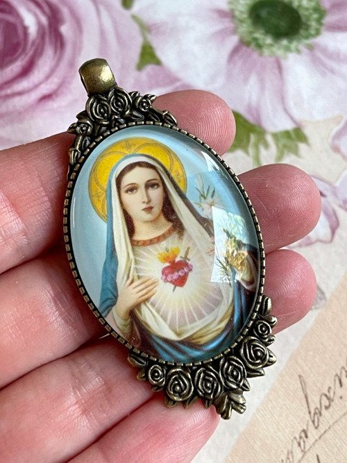 Filigránový bronzový náhrdelník s Madonou