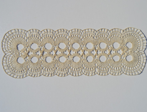 Nová ručně paličkovaná dečka, obdelník 37 x 12 cm
