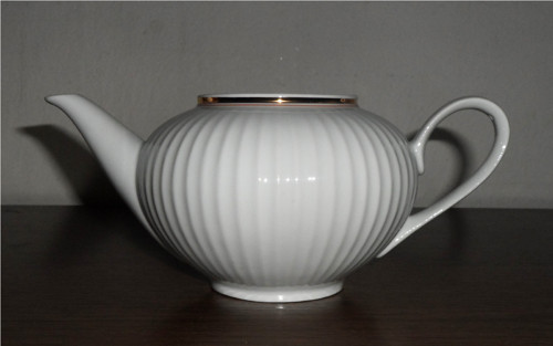 Porcelánová KONVIČKA ozdobně vroubkovaná — foto 1