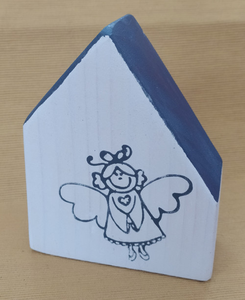 Dřevěný domeček s andělkou