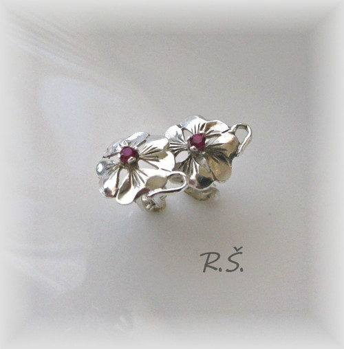 ČTYŘLÍSTKY ... rubínek 2 mm ... ŠROUBKY — foto 1