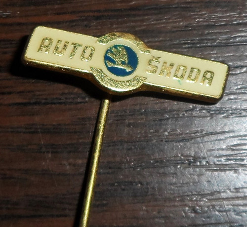 Kovový jehlicový ODZNAK • Auto ŠKODA