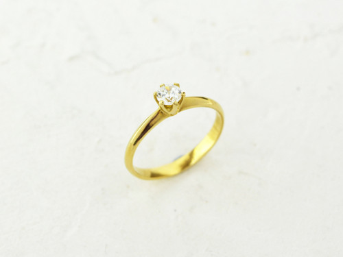 585/1000 zlatý prsten s diamantem o průměru 4 mm