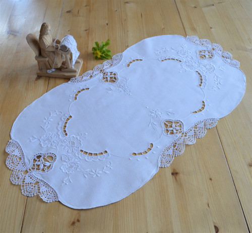 Ručně vyšívaný bílý ovál 70x 37 cm