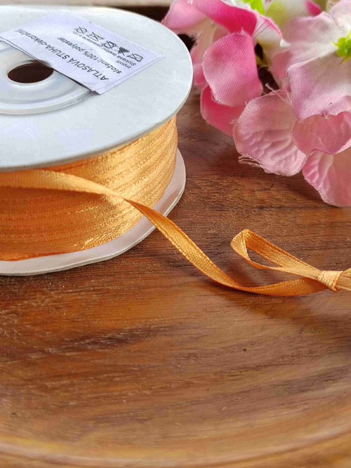 Atlasová stuha oboulící šíře 4 mm oranžová světlá