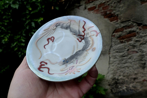Znamení draka...porcelánový talířek, plastický