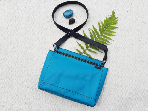 Tyrkysová kožená crossbody kabelka