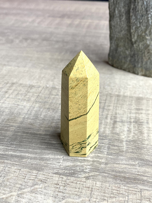 Žlutý JADEIT- špice,broušený Obelisk, 50g PÁKISTÁN