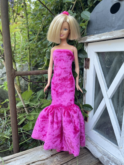 Šaty pro Barbie samet s volánem — foto 1