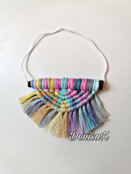 Macrame závěs duhový na skořici — foto 1