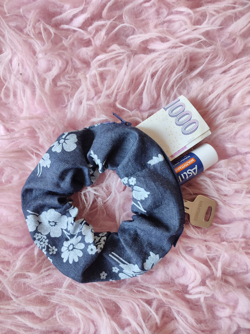 Scrunchie zipper džínová gumička s kapsičkou — foto 1