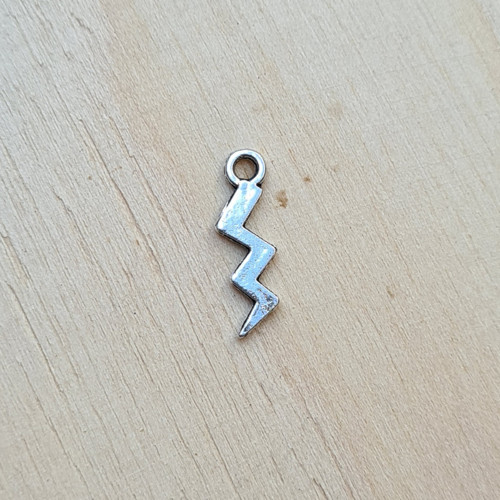 Přívěsek - blesk 15x5 mm, 5 ks