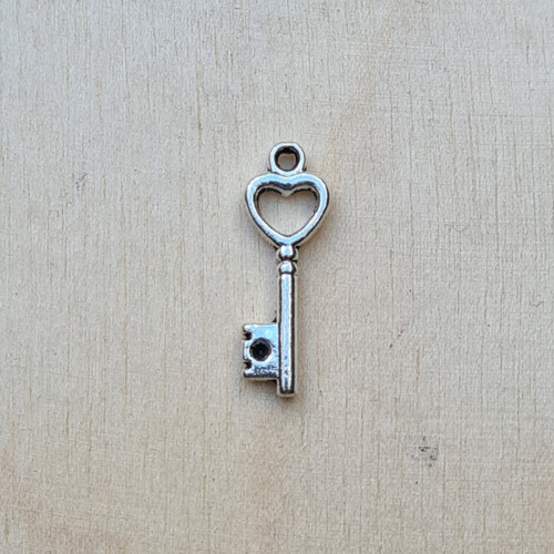 Přívěsek - klíč se obrysem srdce 8x20 mm, 10 ks