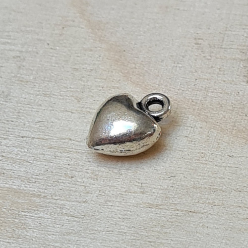 Přívěsek - buclaté srdíčko 8x10 mm, 10 ks