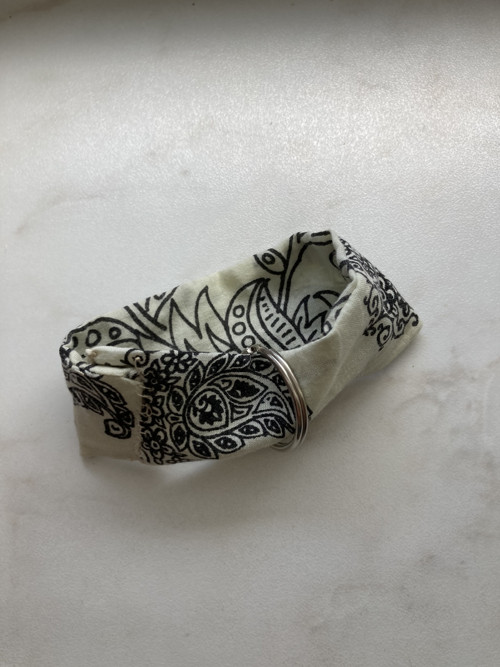Světle zelený látkový wristlet s kovovým kolečkem