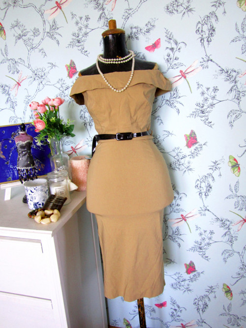 Šaty pencil retro pin-up camel — foto 1