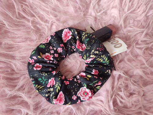 Scrunchie zipper černá gumička s kapsičkou — foto 1
