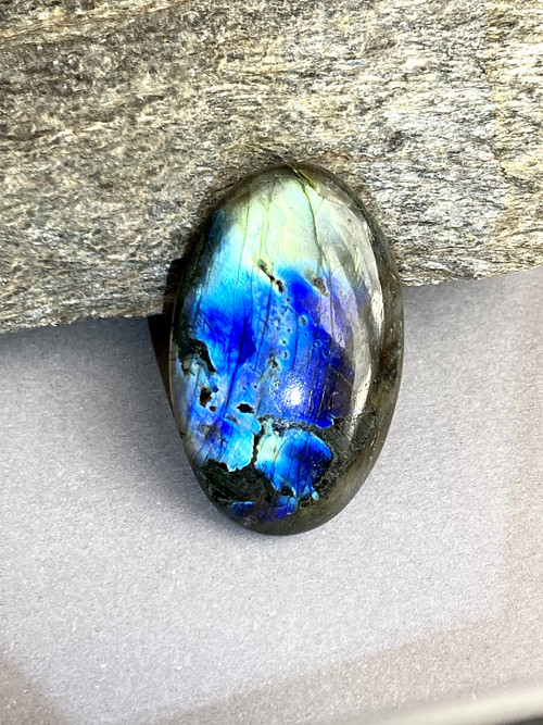 V NEBI - kabošon LABRADORIT MADAGASKAR, 36 Ct