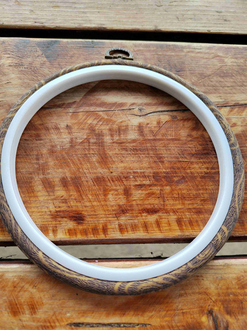 Vyšívací kruh / rámeček k zavěšení Ø20 cm hnědý