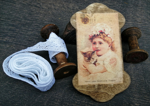 Špulky - vintage špulka plochá "Děvčátko s kočkou"