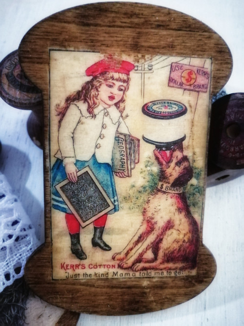 Špulky - vintage špulka plochá "Dívenka s pejskem"