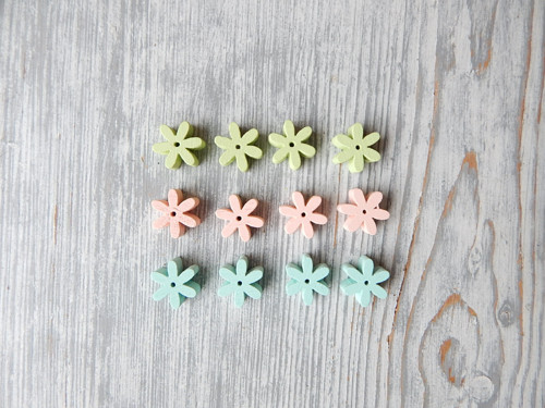 Dekorace dřevěná květinka 1,8 cm 12 kusu pastelové