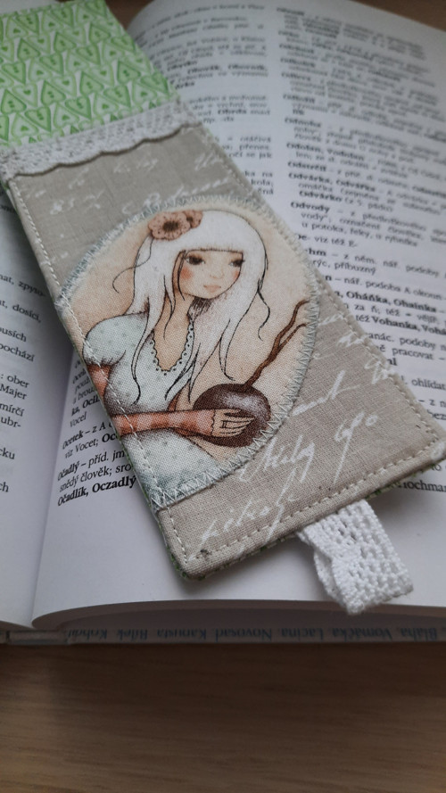 Záložka do knihy s panenkou