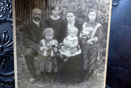 Před domem...stará kabinetní fotografie