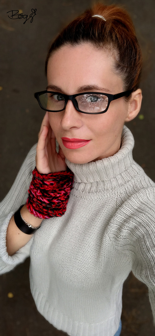 Háčkovaný žíhaný náramek, black/red/pink 018