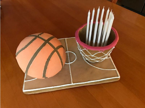 Basketbalové hřiště s míčem a košem