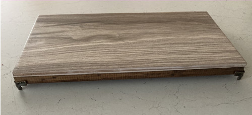 Servírovací podložka na nožičkách 40 x 20 cm.