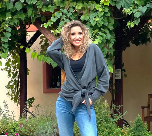Šedá mikina s vázáním — foto 1