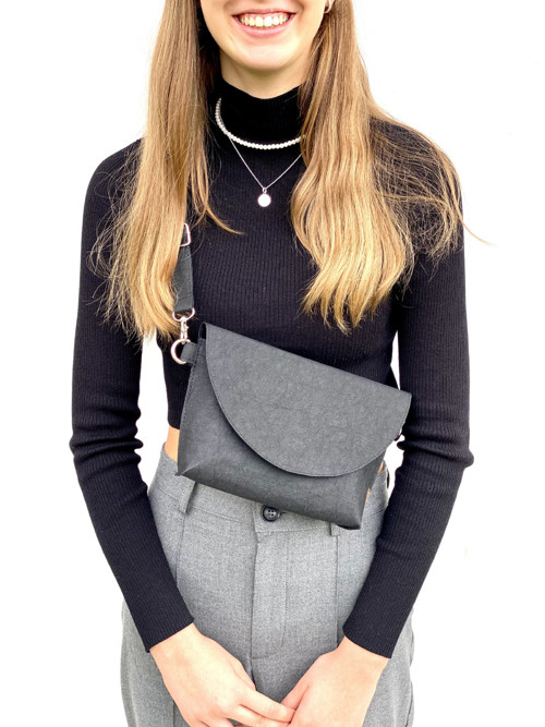 Černé crossbody psaníčko s posuvným popruhem