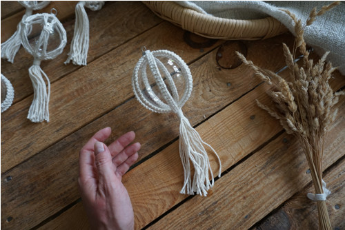 Macramé baňka 8 cm (E)