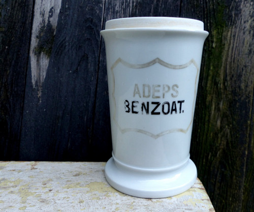 Adeps Benzoat ..starožitná porcelánová stojatka