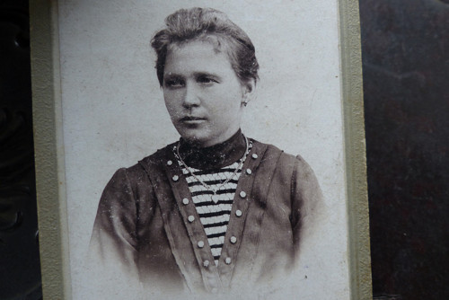 S proužky...stará kabinetní fotografie