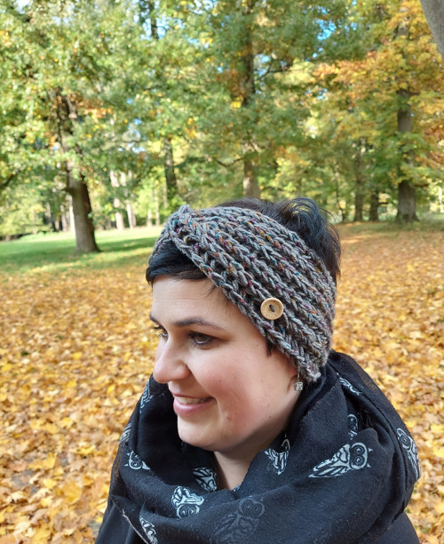 Pletená šedá čelenka