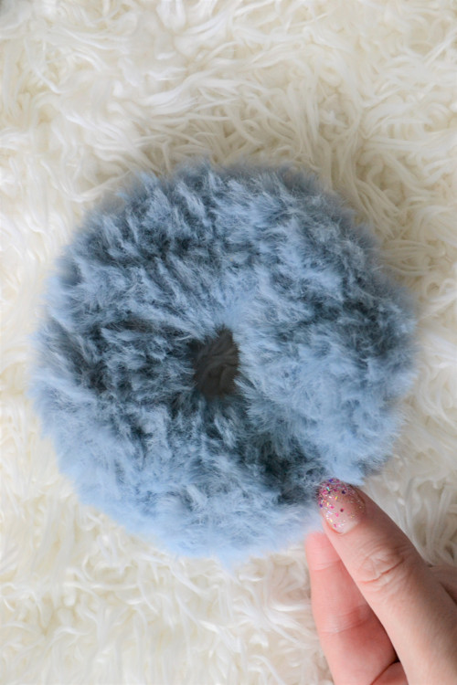 Chlupatá maxi kožešinková scrunchie gumička