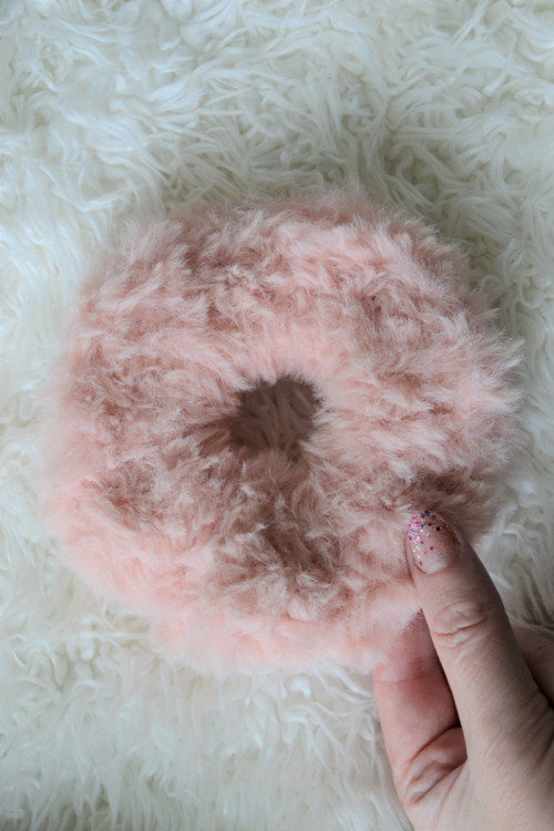 Chlupatá maxi kožešinková scrunchie gumička