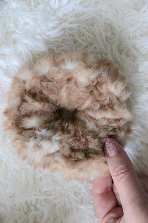 Chlupatá maxi kožešinková scrunchie gumička — foto 1
