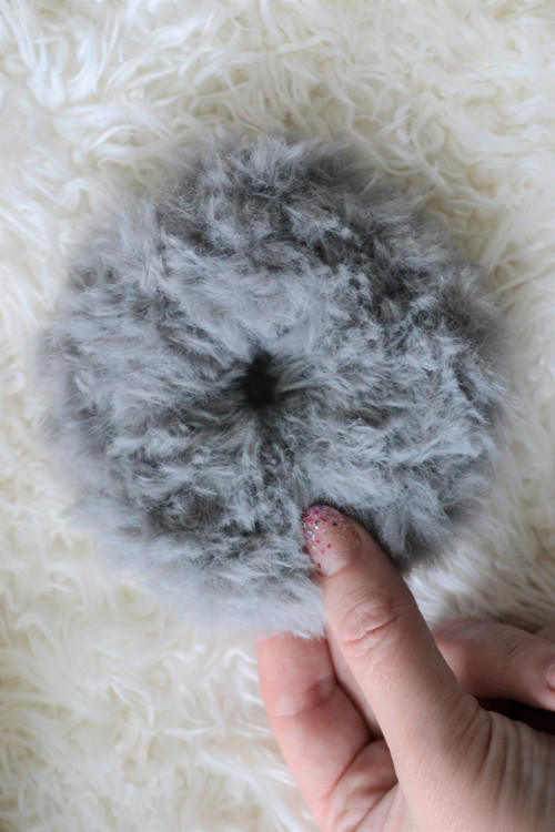 Chlupatá maxi kožešinková scrunchie gumička